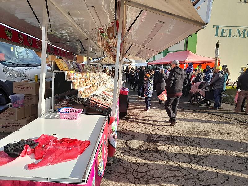 Sobotní jarmark odstartoval sérii předvánočních trhů na Chrudimsku.