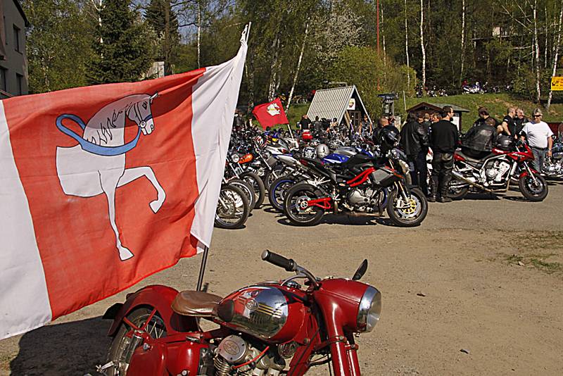 Doly Bikers uspořádali na trase Hlinsko - Pardubice oblíbenou Jarní motorkářskou jízdu.