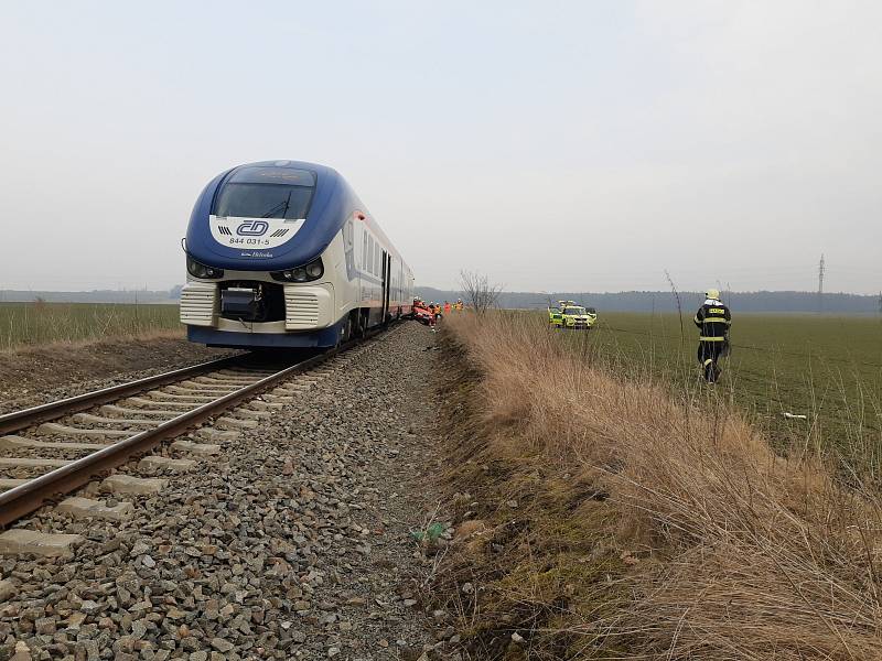 Zaječice - K tragické nehodě došlo ve čtvrtek před půl třetí hodinou v Zaječicích. Osobní vůz Škoda Octavia s dvoučlennou posádkou vjel na železniční přejezd, kde se střetl s projíždějícím vlakem. Ten vlekl vůz před sebou dlouhých dvě stě metrů