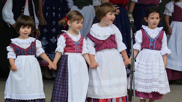 Dětský folklorní soubor Kuřátka z Chrudimě na festivalu Tanec v srdci v Liptovském Mikuláši.