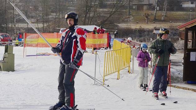 Lyžaři na sjezdovce v Hlinsku