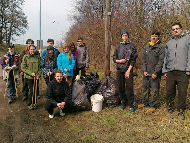 Skupina dvaceti studentů a dvou pedagogů Střední školy zemědělské a VOŠ Chrudim tradičně „uklízela svět“.