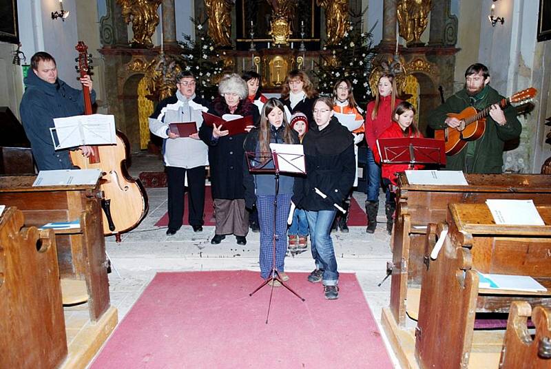 Koncert pěveckého sbor KŮRovci v kostele sv. Jana Křtitele v Běstvině nabídl koledy a vánoční spirituály.