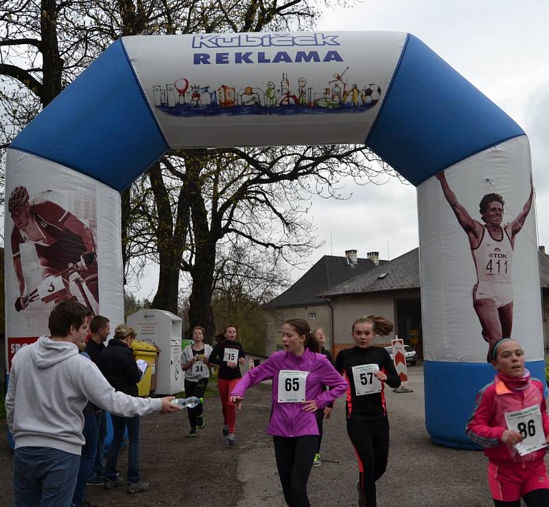 Závod v přespolním běhu 3. ročníku Memoriálu Josefa Šťulíka v Ležákách.