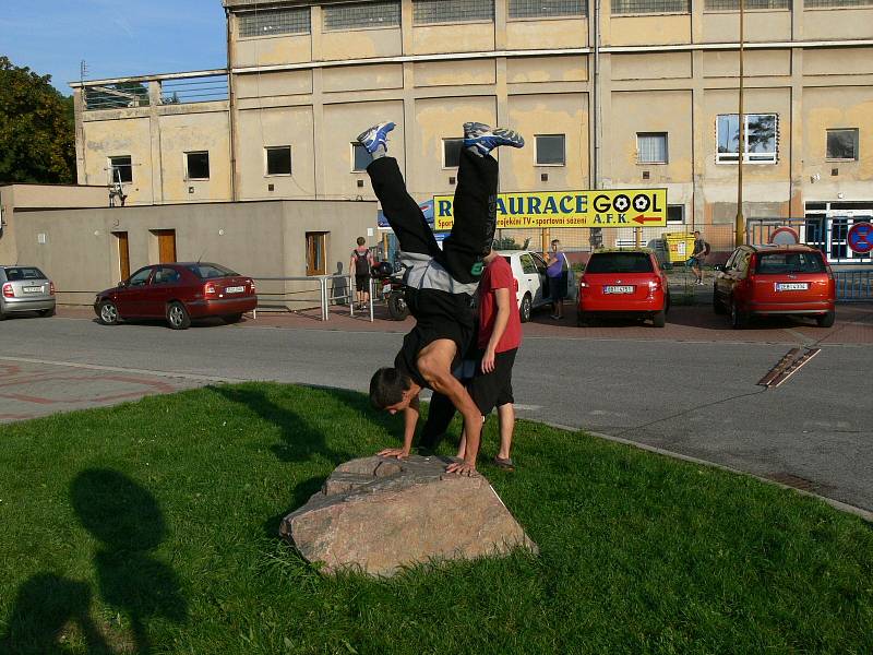 Před stadionem MFK v ulici V Průhonech byla slavnostně otevřena nová venkovní tělocvična.