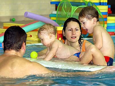 Plavání baví děti i rodiče.