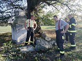 Následky pádu lipové větve v neděli likvidovali členové Sboru dobrovolných hasičů Běstvina.