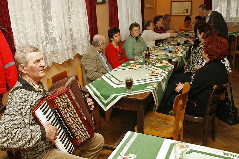 V blatenské hasičárně slavili členky a členové zdejší KSČM Mezinárodní den žen