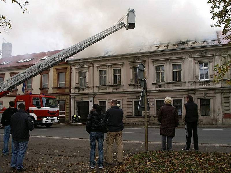 Požár jednoposchoďového domu na Pardubické ulici v Chrudimi byl založen úmyslně.