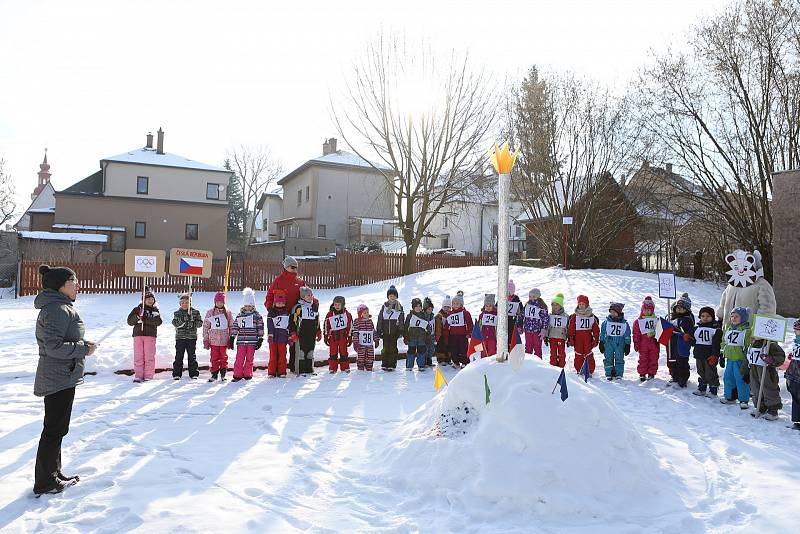 Školka žila olympiádou, děti dováděly na sněhu.