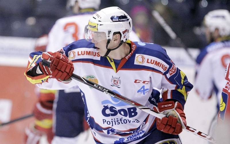 Hokejisté Pardubic porazili třinecké Oceláře 2:1 v prodloužení.