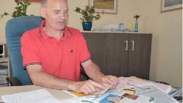 VLADIMÍR PECINA, předseda Mikroregionu Chrudimsko, si prohlíží nedávno vydané letní turistické noviny. 