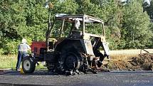 Požár traktoru se slámou v Mladoňovicích.