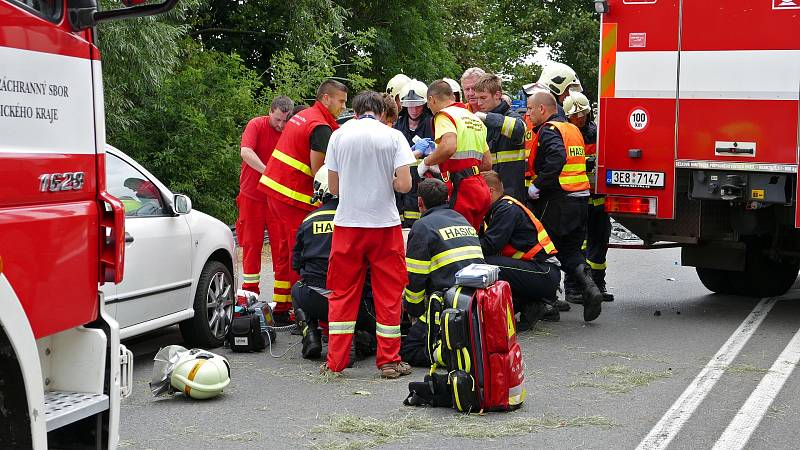 Mezi Chrudimí a Slatiňany u odbočky na Píšťovy se 23.7 odpoledne čelně srazil osobní vůz s traktorem. Vážně zraněného řidiče osobního vozu transportoval do nemocnice vrtulník letecké záchranné služby. 