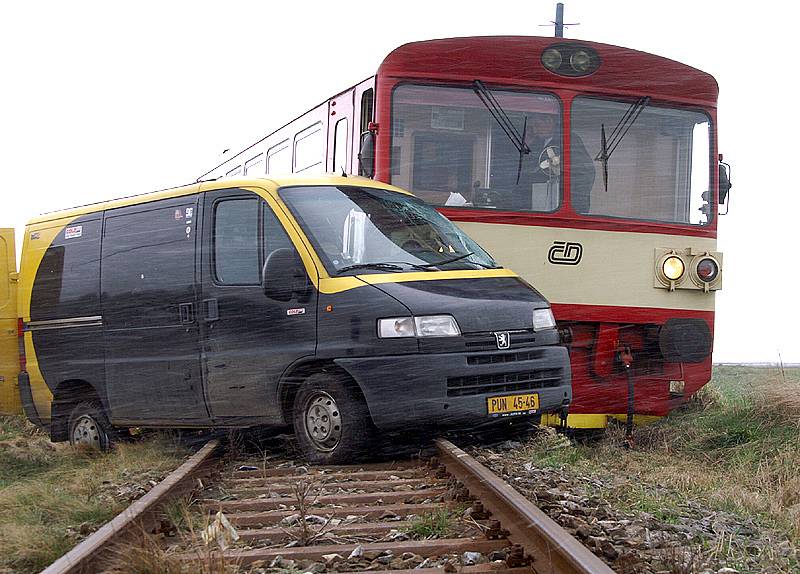 Vlak po srážce s dodávkou u Rozhovic vykolejil. Řidič dodávky byl vážně zraněn.