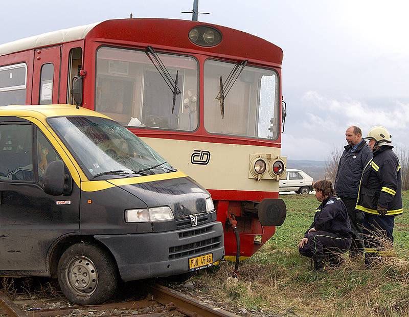 Vlak po srážce s dodávkou u Rozhovic vykolejil. Řidič dodávky byl vážně zraněn.