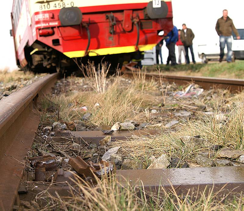 Vlak po srážce s dodávkou u Rozhovic vykolejil. Řidič dodávky byl vážně zraněn.