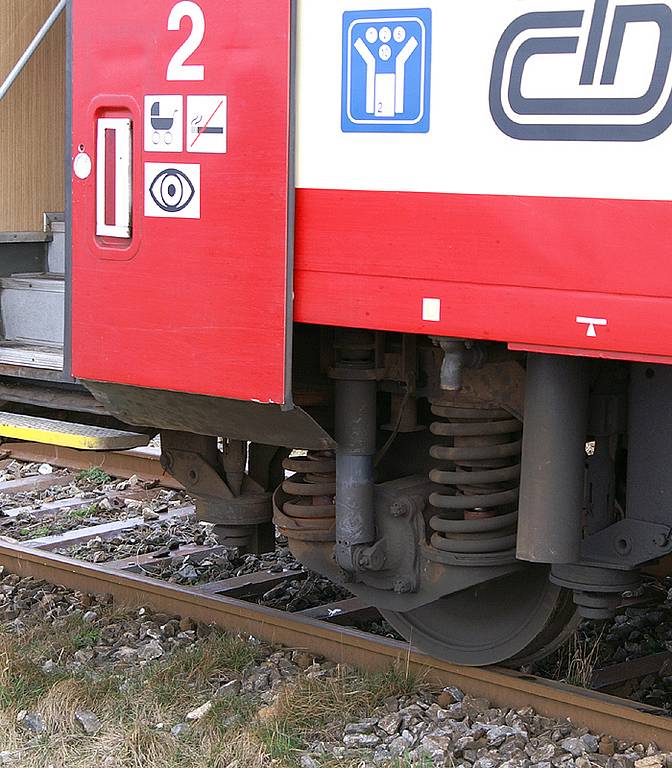 Vlak po srážce s dodávkou u Rozhovic vykolejil. Řidič dodávky byl vážně zraněn.
