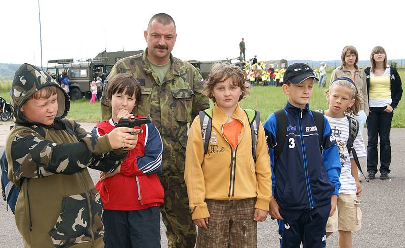 Vojáci připravili na letišti pro děti dětský den.