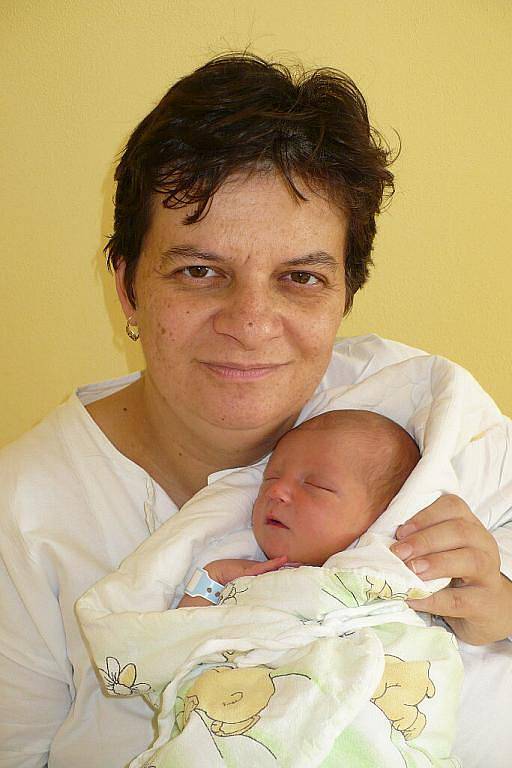 TOMÁŠ ZAVŘEL. Hlinsko bude domovem dne 18. listopadu ve 13 hodin narozeného synka Jarmily a Jiřího Zavřelových. Klouček po porodu vážil 2,7 kilogramu a měřil 48 centimetrů.
