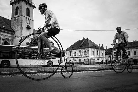 Josef Zimovčák v roce 2010 založil nadační fond a poprvé uskutečnil jízdu Na kole dětem-Na bicykli deťom, aby podpořil léčbu onkologicky nemocných dětí.