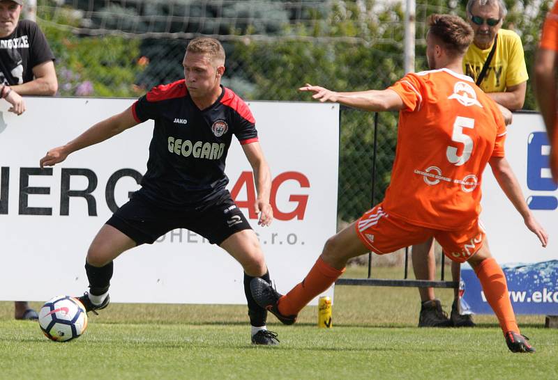 Přípravné fotbalové utkání Národní fobalové ligy mezi MFK Chrudim (v černém) a Sokolem Živanice (v oranžovém) na hřišti v Chrudimi.