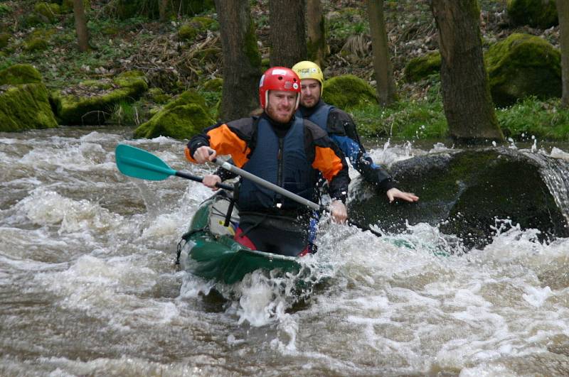 V úseku u Mladotic začíná teprve pořádně pracovat adrenalin. Mladotický vír je toitž nejnebezpečnější částí sjezdu.