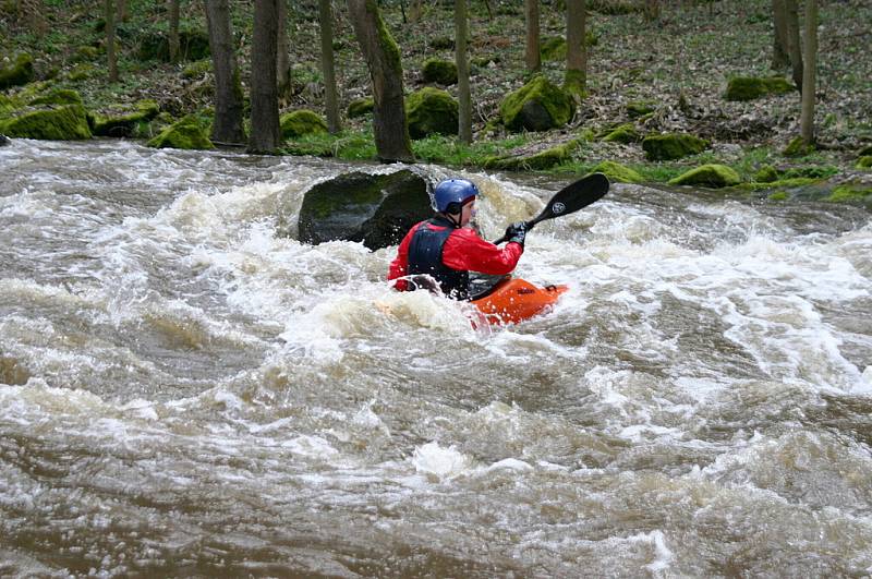 V úseku u Mladotic začíná teprve pořádně pracovat adrenalin. Mladotický vír je toitž nejnebezpečnější částí sjezdu.