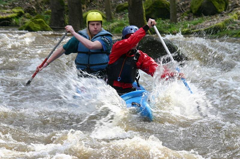 V úseku u Mladotic začíná teprve pořádně pracovat adrenalin. Mladotický vír je toitž nejnebezpečnější částí sjezdu.