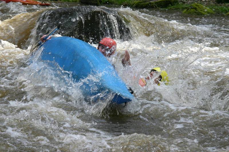 V úseku u Mladotic začíná teprve pořádně pracovat adrenalin. Mladotický vír je toitž nejnebezpečnější částí sjezdu.