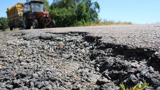 KATASTROFÁLNÍ stav okrsek na Chrudimsku. Podobně rozbitá je většina silnic v okolí Miřetic, konkrétně tento snímek je ze sousedního Smrčku.