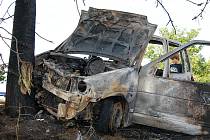 Vůz začal po nehodě hořet a byl ohněm zcela zničen. Mezi obcemi Dřenice a Třibřichy na Chrudimsku narazil na polní cestě řidič čelně do vzrostlého stromu. Vozidlo začalo následně hořet a bylo požárem zcela zdemolováno. 