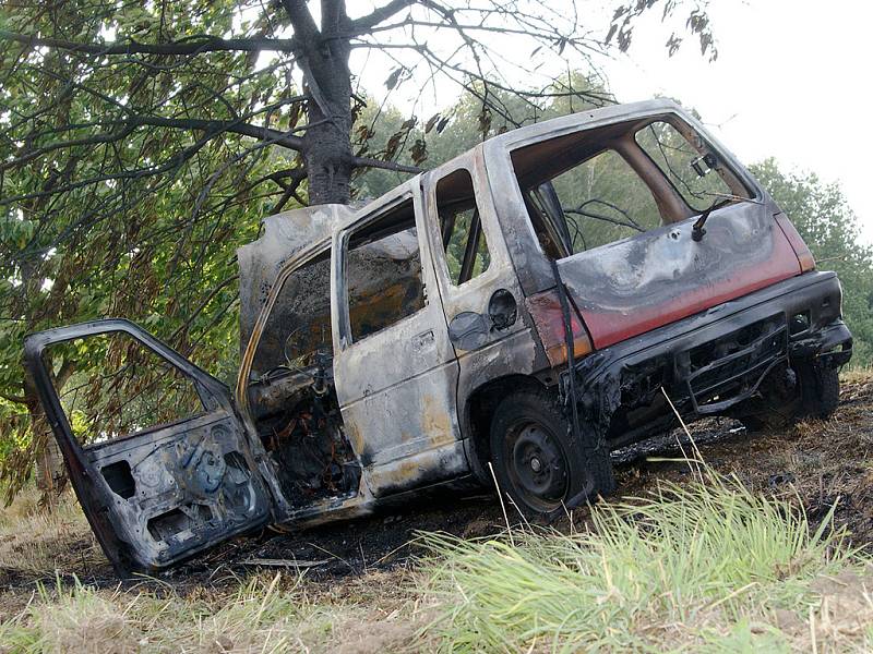 Vůz začal po nehodě hořet a byl ohněm zcela zničen.