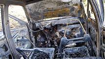Vůz začal po nehodě hořet a byl ohněm zcela zničen.