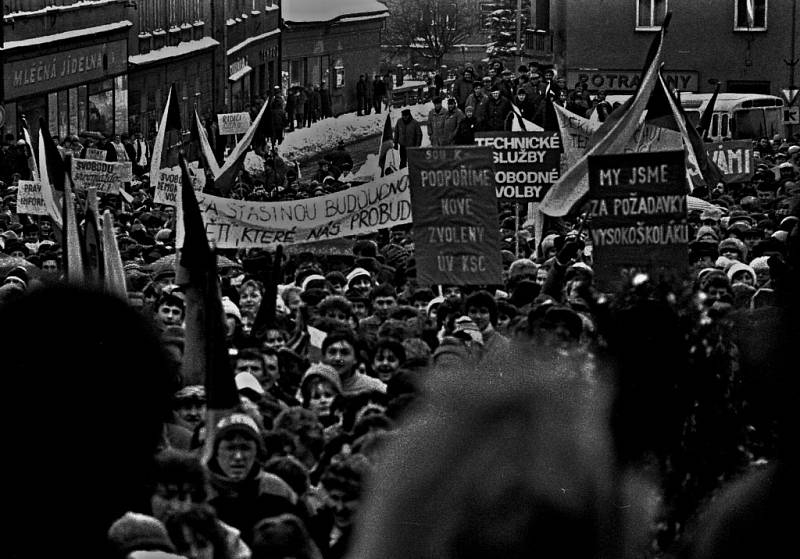 17. listopad 1989: Demonstranti v Hlinsku zaplnili celé náměstí.