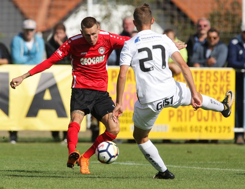 Duel Fortuna národní ligy mezi MFK Chrudim (v červenočerném) a FC Hradec Králové.