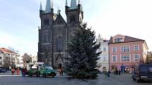Chrudimský vánoční strom přivezli ze Slatiňan.