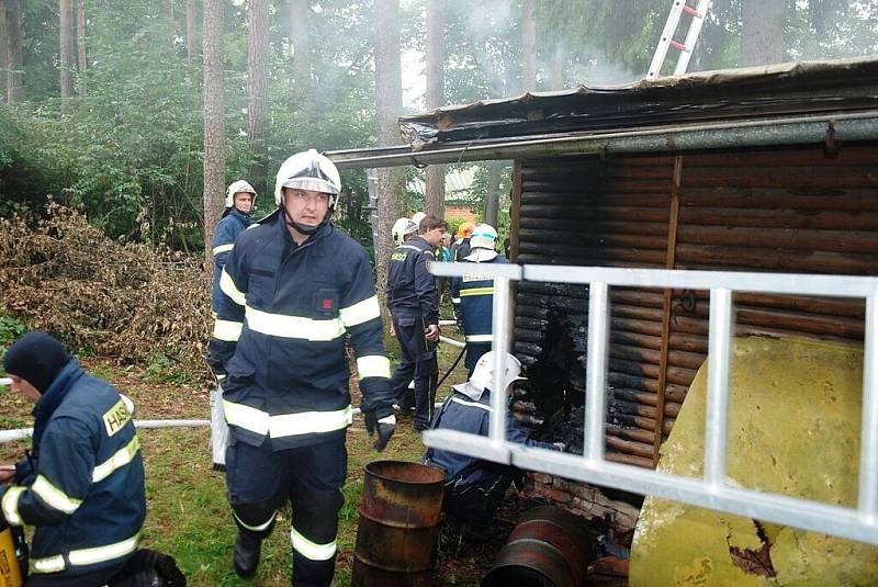 Hasiči bojovali v neděli 7. srpna 2011 s požárem rekreační chatky na Seči.