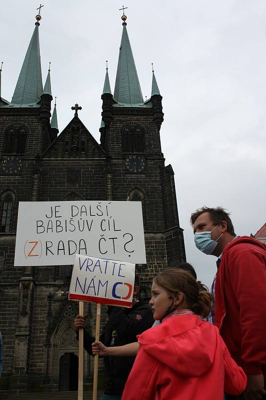 V Chrudimi na Resselově náměstí se sešlo ke dvěma stovkám lidí, mnozí z nich s transparenty a vlajkami.