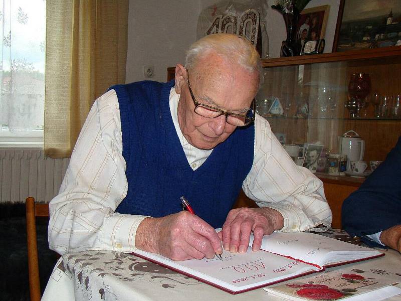 Nejstarší obyvatel Ctětína Josef Tlapák oslavil jubilejní sté narozeniny.