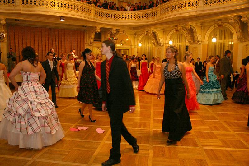 Velký sál Muzea v Chrudimi patřil v pátek 16. ledna maturantům z Obchodní akademie a jejich plesu.