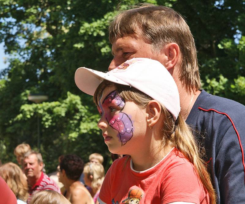 Zámecký park ve Slatiňanech patřil zábavě. Uskutečnil se tu 3. ročník oblíbeného Slatiňanského pozastavení.