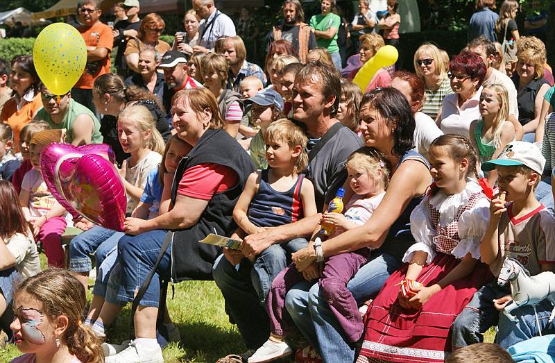 Zámecký park ve Slatiňanech patřil zábavě. Uskutečnil se tu 3. ročník oblíbeného Slatiňanského pozastavení.