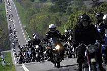 Motorkáři se sešli ve Studnicích a zamířili na první jarní projížďku po Vysočině.