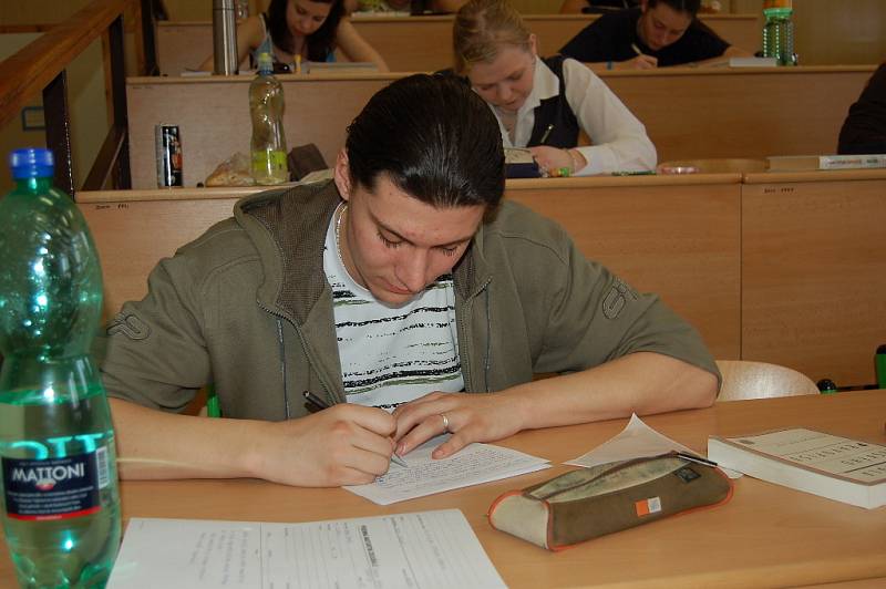 Na Gymnáziu Karla Václava Raise se konaly písemné maturitní práce z českého jazyka.