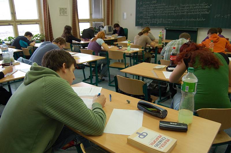 Na Gymnáziu Karla Václava Raise se konaly písemné maturitní práce z českého jazyka.