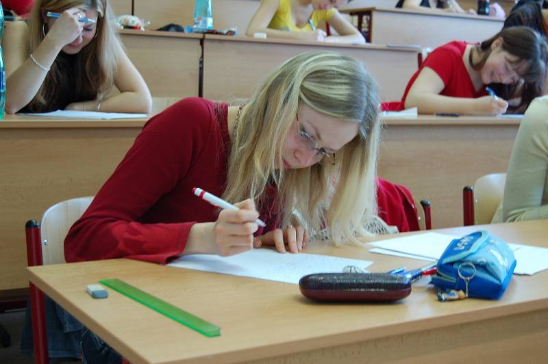 Na Gymnáziu Karla Václava Raise se konaly písemné maturitní práce z českého jazyka.