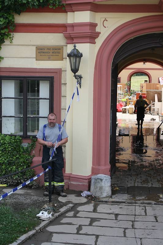 V heřmanoměsteckém domově důchodců se celý den uklízelo. Nejhorší nebyla voda, ale všudypřítomné bahno. Voda tu na nádvoří dosáhla metrové výšky.