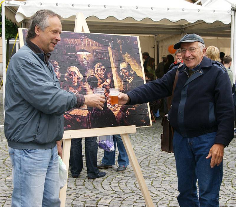 HOLANDSKÝ JARMARK na chrudimském náměstí v sobotu pokazilo deštivé počasí. Holandští přátelé z partnerského města Ede přivezli kromě tradičních sýrů také holandská jídla, pivo, ryby, sladkosti atd. Představili jejich kulturu či práci s dětmi. 