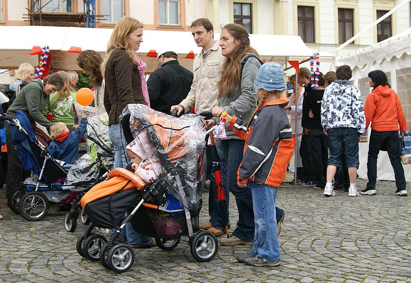 HOLANDSKÝ JARMARK na chrudimském náměstí v sobotu pokazilo deštivé počasí. Holandští přátelé z partnerského města Ede přivezli kromě tradičních sýrů také holandská jídla, pivo, ryby, sladkosti atd. Představili jejich kulturu či práci s dětmi. 